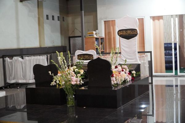 Makam KH. M. Bashori Alwi Murtado dan istrinya, Bu Nyai Hj. Qomariyah